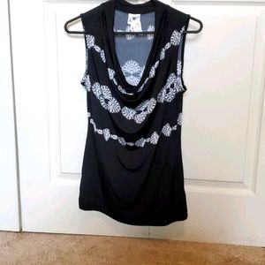 Sleeveless scoop neck blouse